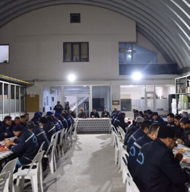 Başkan AVcı personelinin yanında (7)