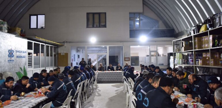 Başkan AVcı personelinin yanında (7)