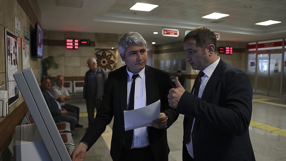 adliyede-isitme-engellilerin-sesi-oluyorlar-P2L4qNXz.jpg