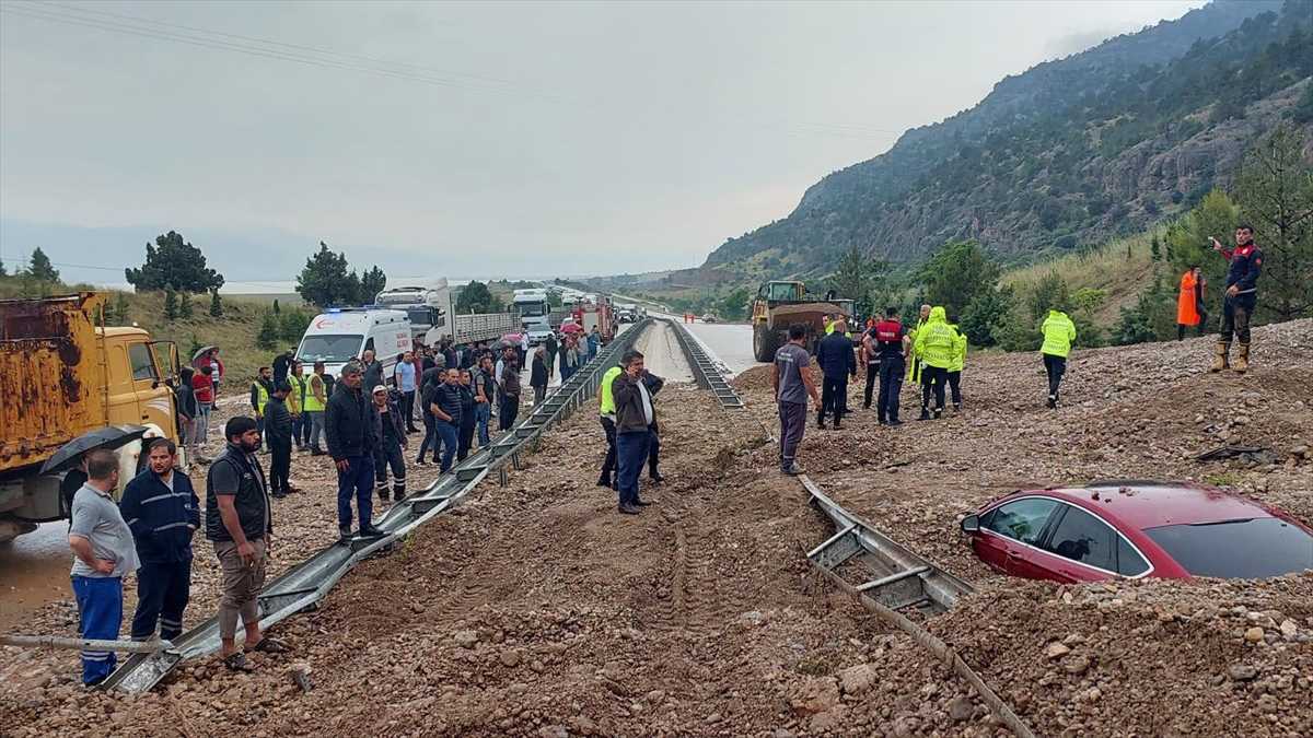 afyonkarahisarda-heyelanda-iki-arac-toprak-altinda-kaldi-4U4kJRg8.jpg