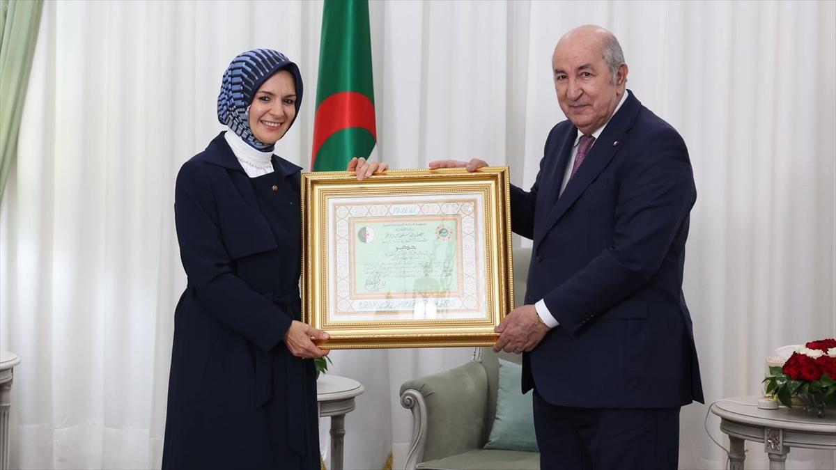 aile-ve-sosyal-hizmetler-bakani-goktasa-cezayir-ulusal-liyakat-nisani-verildi-M1Z9wMMM.jpg