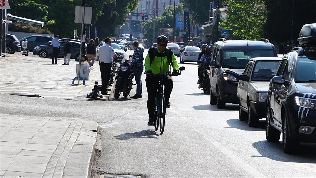 ambulansla-hasta-sagligi-bisikletiyle-kendi-sagligi-icin-yollara-dusuyor-9TfeF1nQ.jpg