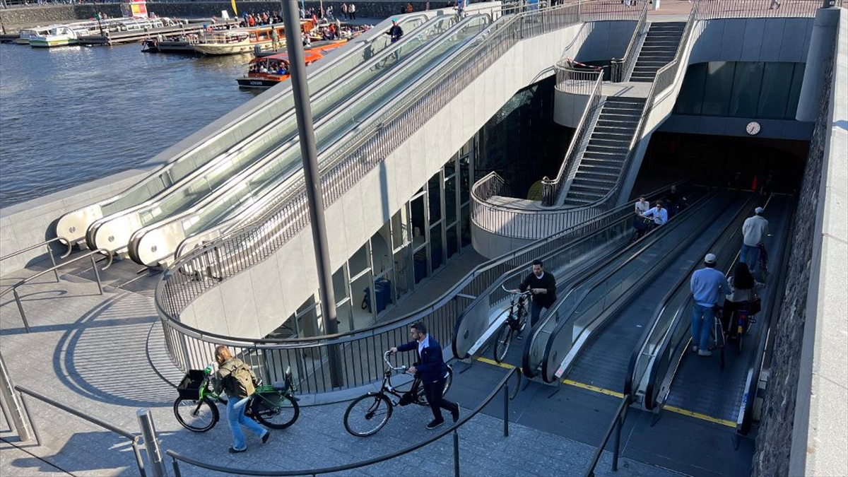 amsterdamda-dunyanin-ilk-su-alti-bisiklet-parki-kapasitesini-doldurmaya-basladi-X4yeXbbO.jpg