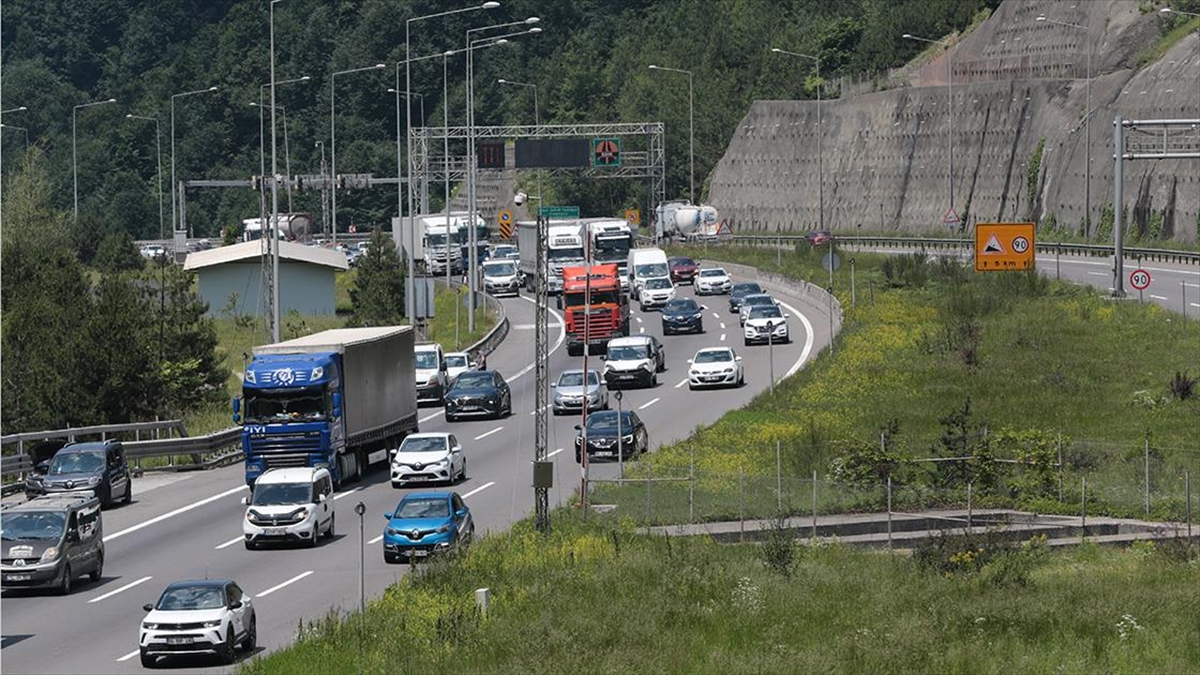 anadolu-otoyolunun-bolu-gecisinde-bayram-trafigi-basladi-JqMOQC14.jpg