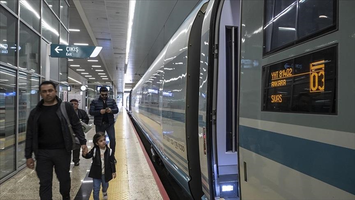 ankara-sivas-hizli-tren-hattinda-125-binden-fazla-kisi-seyahat-etti-cVhlDuhw.jpg