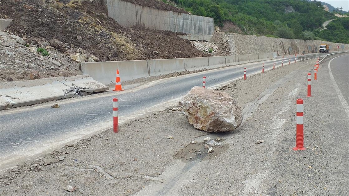 ankara-zonguldak-yolu-bolu-kesimindeki-heyelan-nedeniyle-tek-yonlu-trafige-kapatildi-wkQeyPzd.jpg