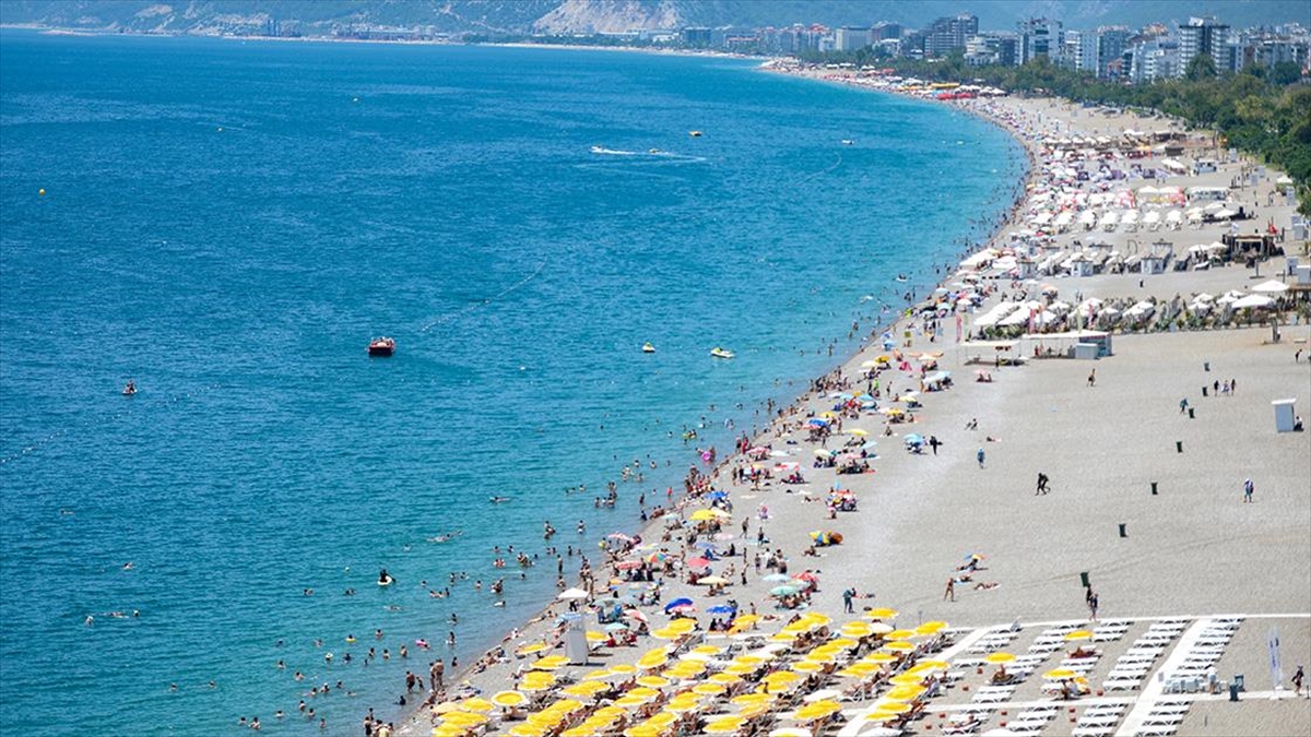 antalya-sahillerinde-bayram-oncesi-yogunluk-yasaniyor-RzNWb9eQ.jpg