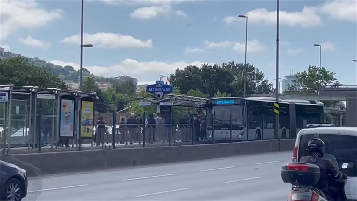 arizalanan-arac-cekilirken-metrobus-duraklarinda-yogunluk-olustu-2eMCHaJE.jpg