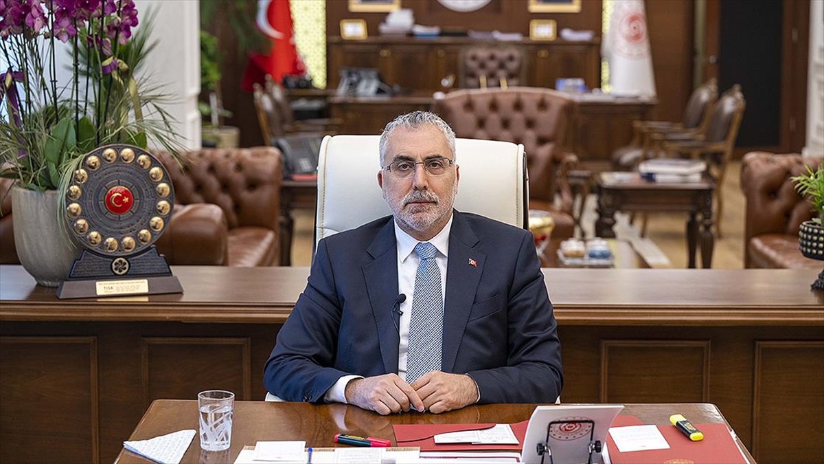 bakan-isikhan-asgari-ucreti-belirlerken-calisanlari-enflasyona-ezdirmeme-ilkesini-surdurduk-kMEDxxQY.jpg