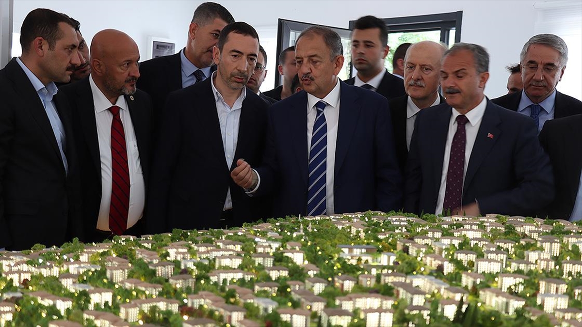bakan-ozhaseki-deprem-bolgesindeki-319-bin-civarindaki-bagimsiz-birimi-1-yil-icinde-teslim-edecegiz-xG5YwR2n.jpg