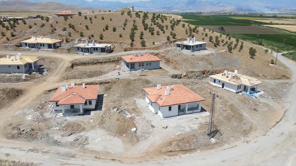 bakan-ozhaseki-turkoglundaki-3-koyumuzde-yoresel-mimariye-uygun-olarak-92-ev-insa-ediyoruz-Xr7UFAqY.jpg