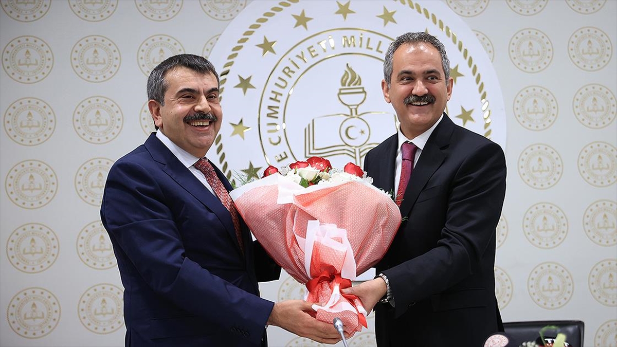 bakan-tekin-butun-paydaslarla-birlikte-turk-milli-egitim-sistemini-hak-ettigi-yere-cikarmak-icin-mucadele-edecegiz-zIrLbyAP.jpg