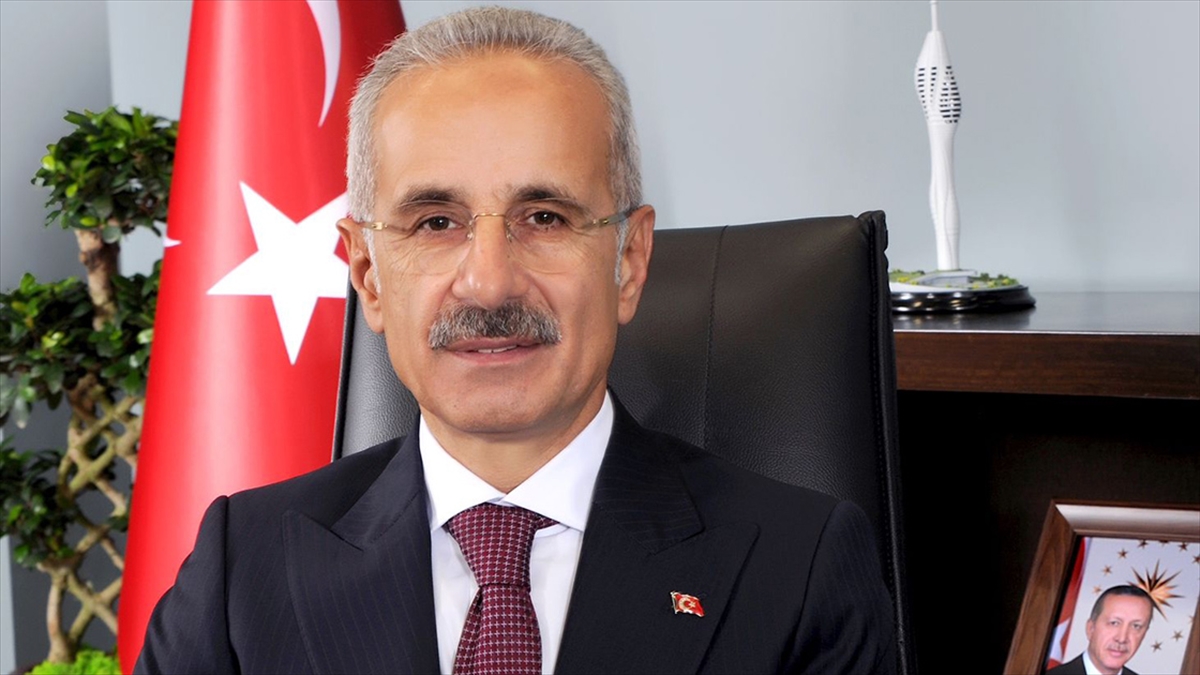 bakan-uraloglu-bazi-kopru-ve-otoyollar-ile-havalimanlarinda-arac-ve-yolcu-rekoru-kirildigini-bildirdi-Si3zgx2V.jpg