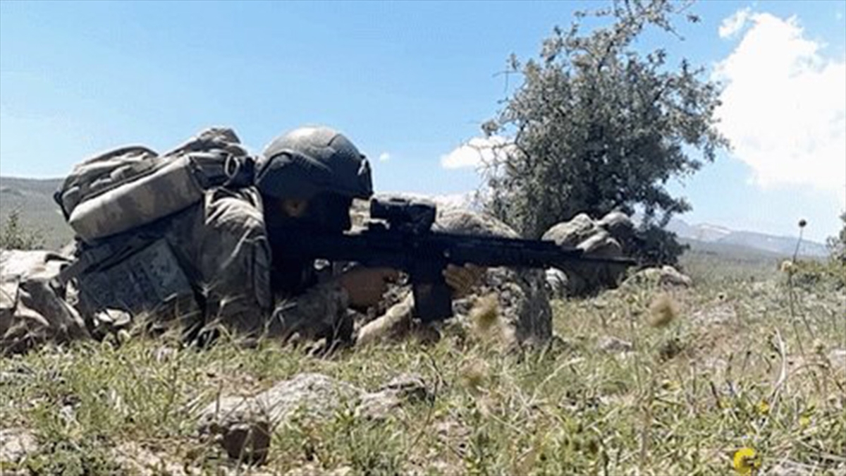 baris-pinari-bolgesinde-bir-terorist-teslim-oldu-CAkbr2By.jpg