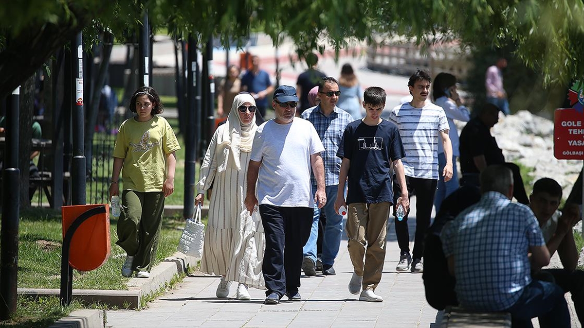 bayram-tatilini-ankarada-gecirecekler-park-ve-bahcelerin-yolunu-tuttu-PEYNYKvK.jpg