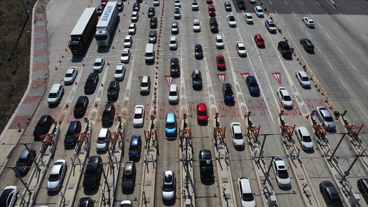 bayram-trafiginde-erken-saatlerde-uzun-yola-cikmak-riskli-5AGOwXsd.jpg