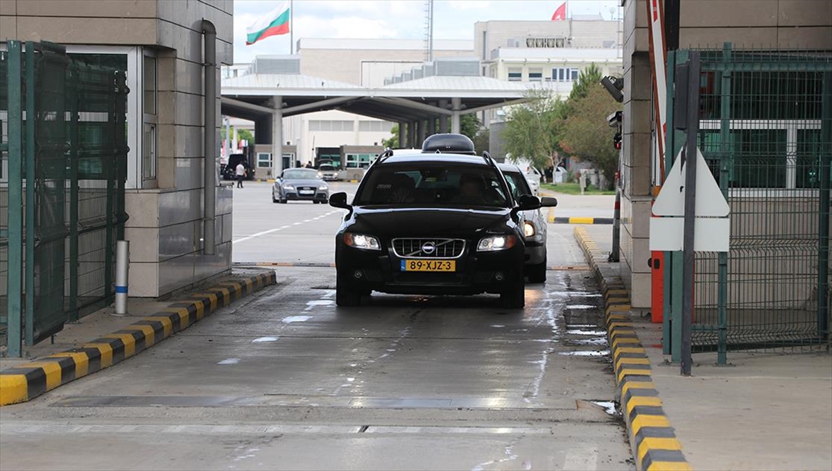 bayrama-memleketlerinde-girmek-isteyen-gurbetcilerin-gelisleri-suruyor-gEiW4emR.jpg