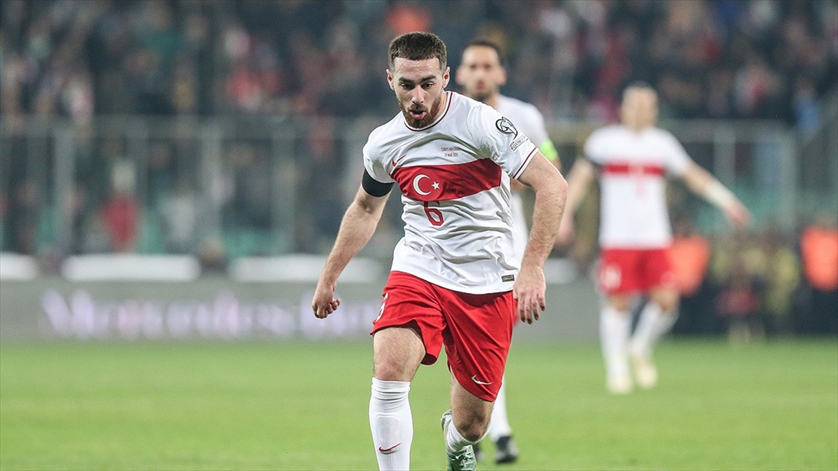 benfica-milli-futbolcu-orkun-kokcuyu-kadrosuna-katti-Urna649K.jpg
