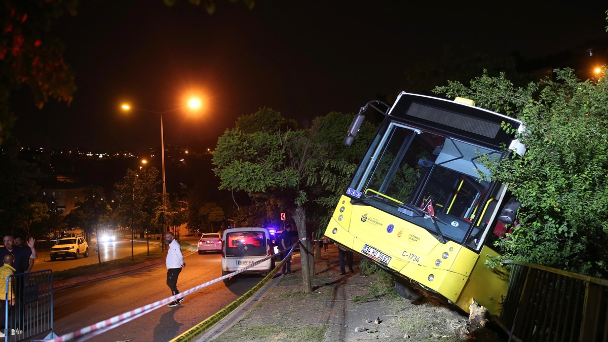 beykozda-freni-bosalan-park-halindeki-iett-otobusu-evin-bahcesine-dustu-GAmxI7uK.jpg