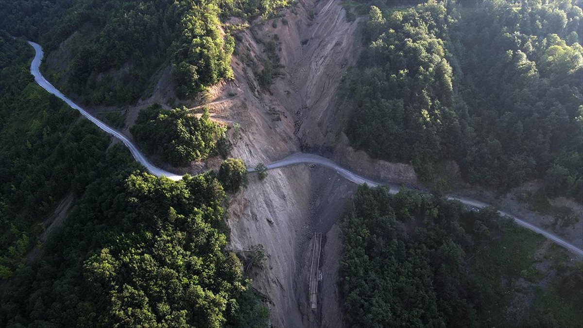 bozkurtta-heyelan-nedeniyle-yaklasik-300-metre-kayan-yol-onarilarak-ulasima-acildi-H9LD4xRx.jpg