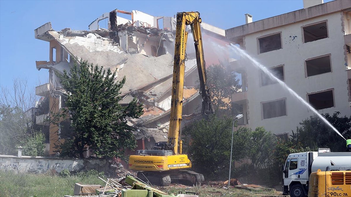 buyukcekmecede-deprem-riski-tasiyan-4-blokun-yikimina-baslandi-gj7PVkHf.jpg