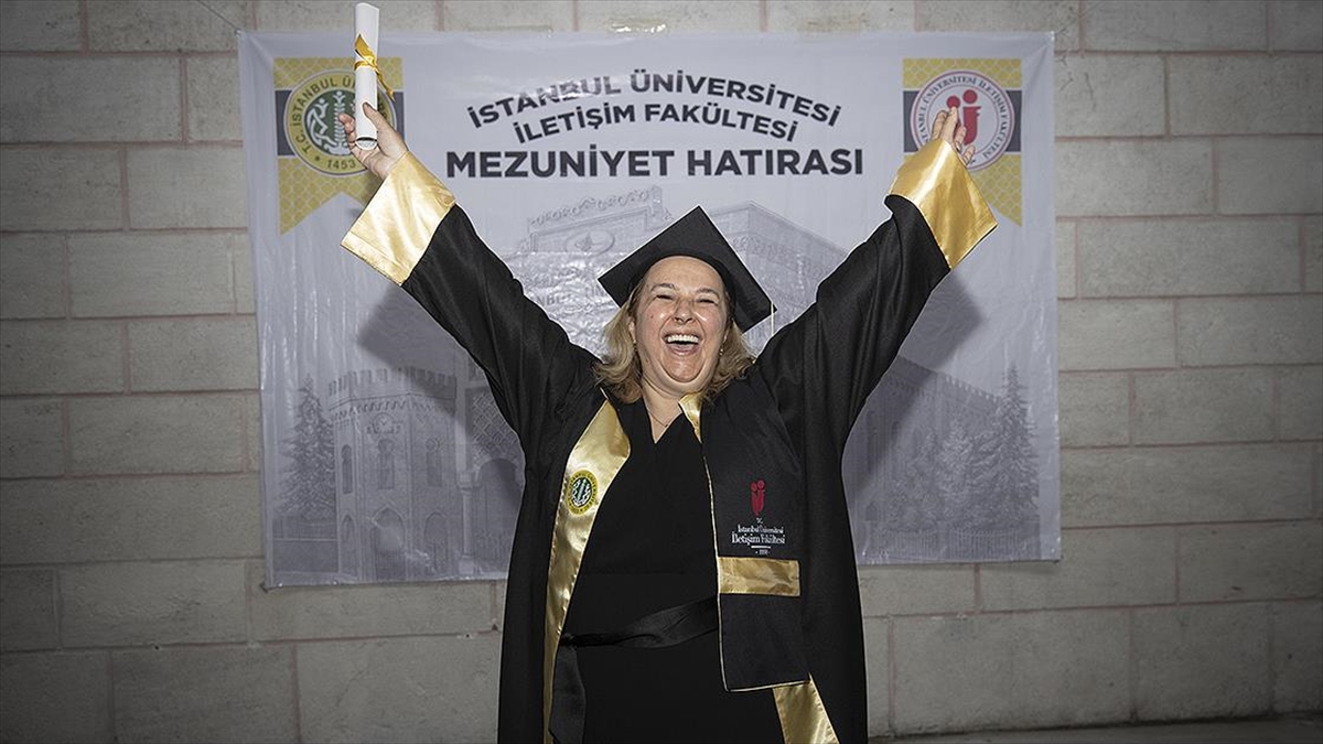 cocukken-hayran-kaldigi-kapidan-58-yasinda-universite-mezunu-olarak-cikti-ecyzFGRl.jpg