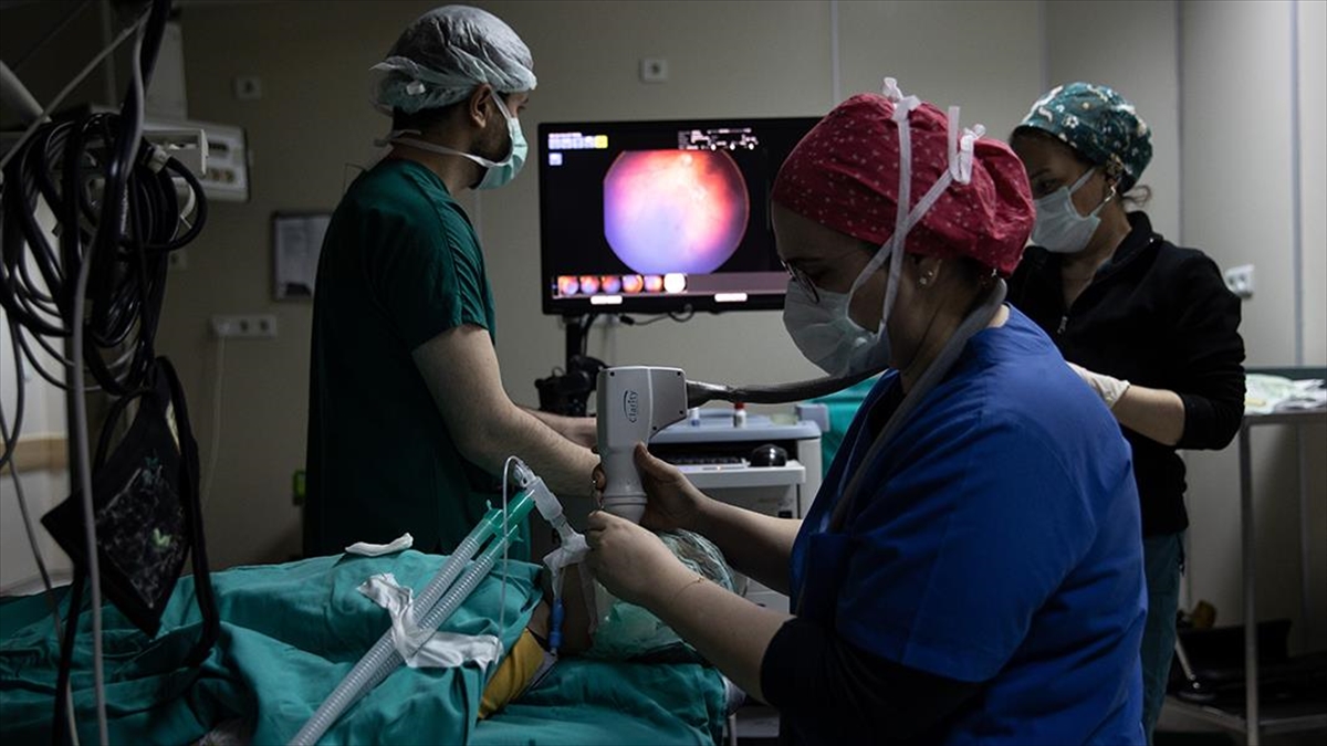cocuklarda-gozde-beyaz-isik-parlamasi-tumor-habercisi-olabilir-Rw4N9v31.jpg
