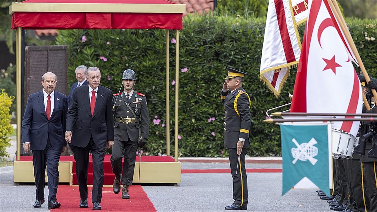 cumhurbaskani-erdogan-kktc-cumhurbaskani-tatar-tarafindan-resmi-torenle-karsilandi-gv9Su2yn.jpg