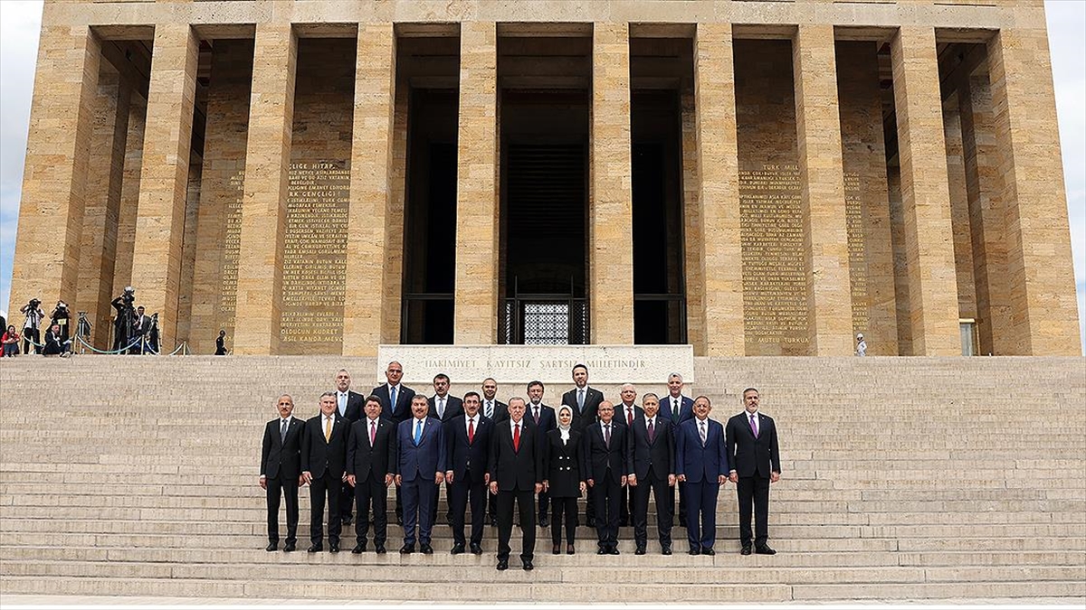 cumhurbaskani-erdogan-yeni-cumhurbaskanligi-kabinesi-uyeleriyle-anitkabiri-ziyaret-etti-zEnIN7UJ.jpg