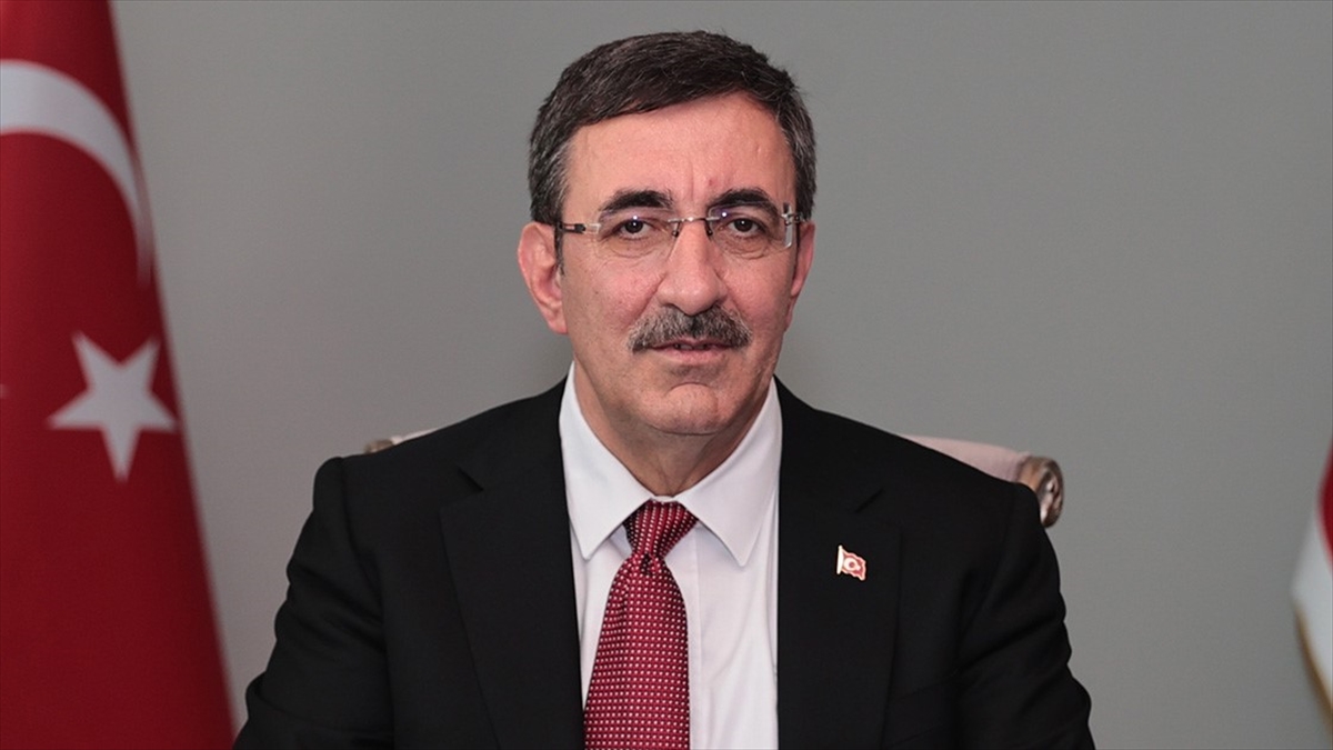 cumhurbaskani-yardimcisi-yilmaz-sampiyon-olan-a-milli-erkek-voleybol-takimini-kutladi-2ZGUpHsF.jpg