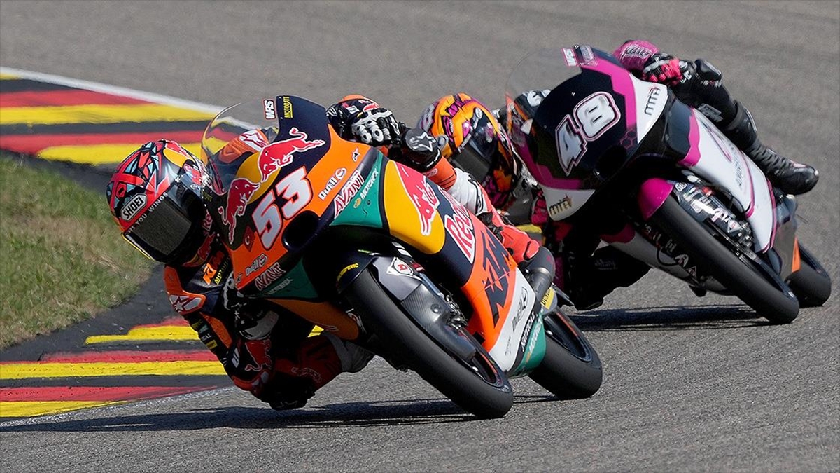 deniz-oncu-kariyerinin-ilk-moto3-zaferini-almanyada-elde-etti-N9JbYwGc.jpg