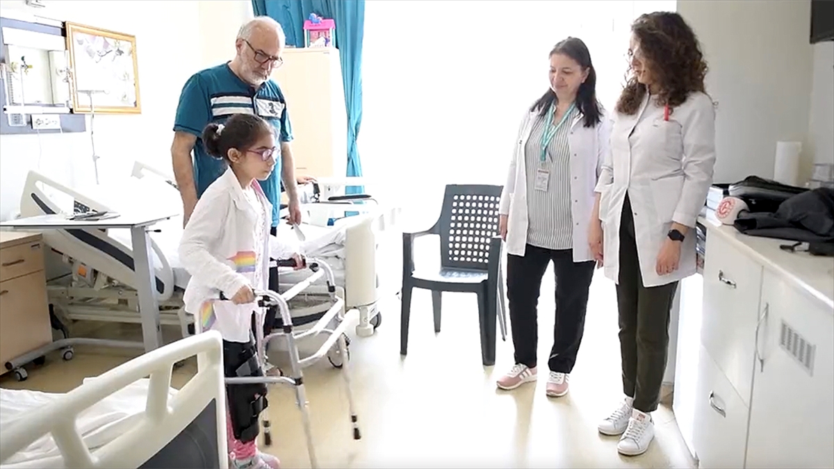 depremde-enkazdan-kurtarilan-9-yasindaki-zeynep-yurumeye-ve-konusmaya-basladi-Dk1tbfHA.jpg