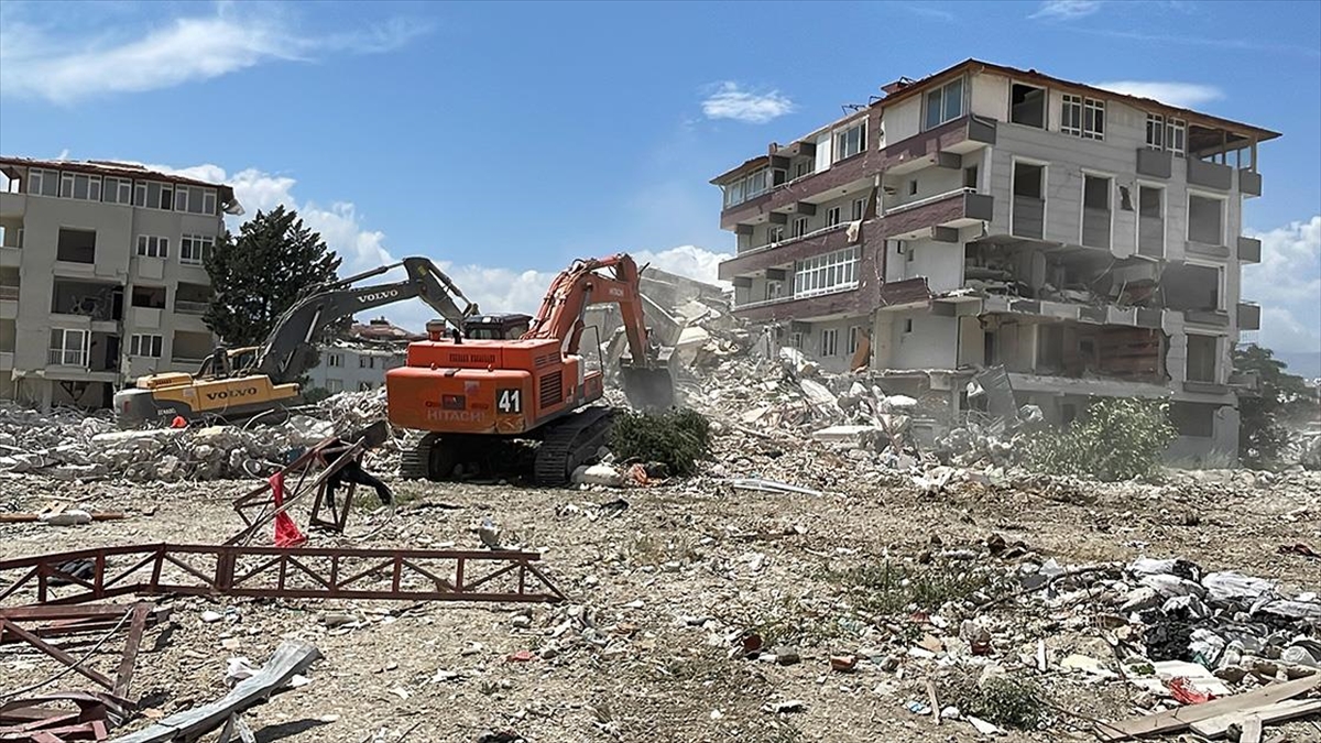 depremlerden-etkilenen-hatayda-agir-hasarli-binalarin-yikimi-suruyor-QpQwWvp5.jpg