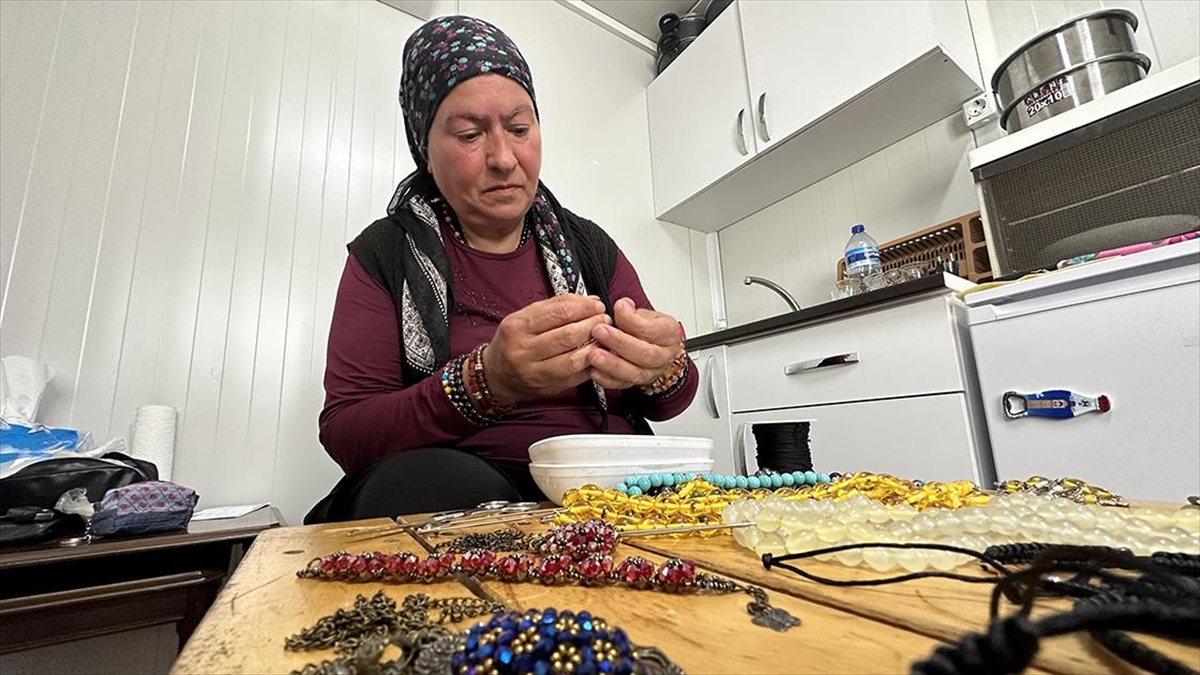 depremzede-kadin-konteynerde-yaptigi-el-emegi-urunlerle-ev-ekonomisine-katki-sagliyor-j5YGHmCX.jpg