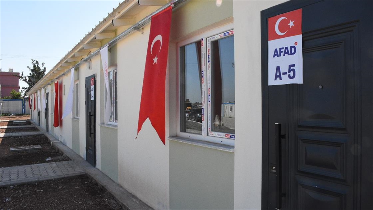 depremzedeler-icin-kirikhanda-insa-edilen-gecici-yasam-konutlarinda-sona-gelindi-yf3e7Pbp.jpg