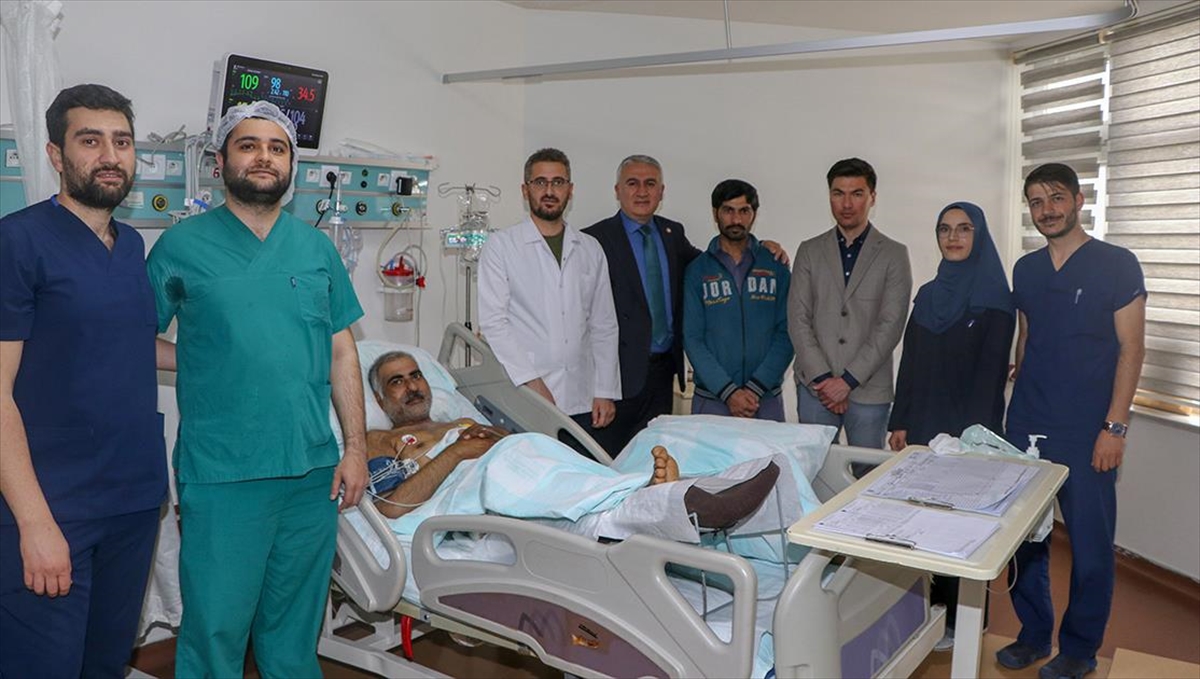 depremzedelere-yardim-getirirken-kaza-geciren-pakistanli-sofor-3-ay-sonra-gozlerini-acti-8MTyai44.jpg