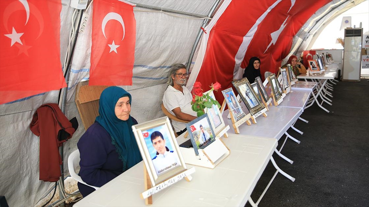 diyarbakir-anneleri-bayrami-cocuklarina-kavusma-umidiyle-karsiliyor-kEX9KWUh.jpg