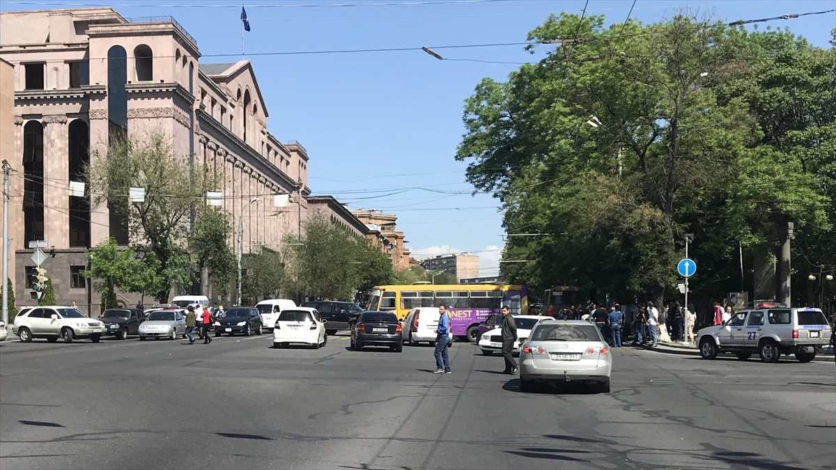 ermenistanda-kadinlarin-gonullu-askerlik-yapmasina-dair-kanun-mecliste-onaylandi-NUClSWj8.jpg