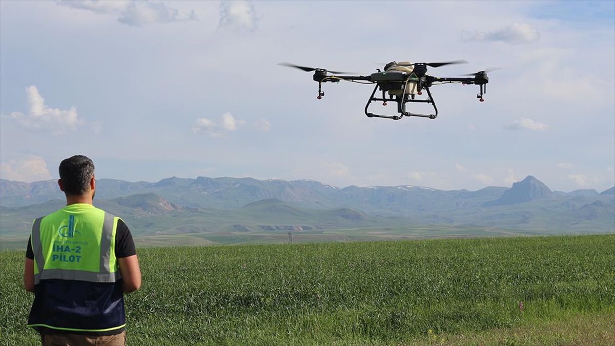 erzurumlu-ciftciler-tasarruf-icin-ilaclamayi-dronla-yapiyor-ZWNlvZr6.jpg