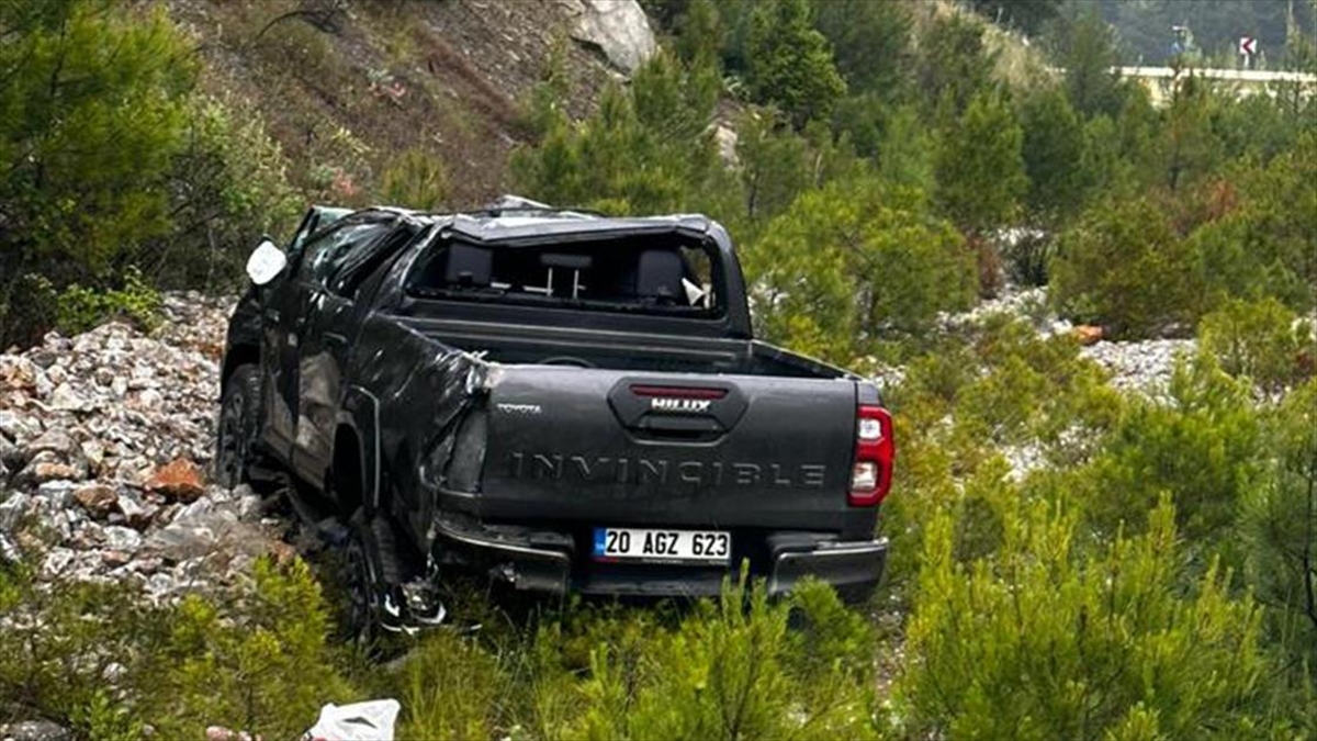 eski-ekonomi-bakani-nihat-zeybekci-trafik-kazasinda-yaralandi-uJ5LEAYT.jpg