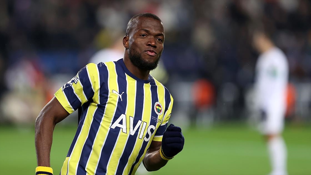 fenerbahceden-ayrilan-valencia-brezilya-ekibi-internacionale-transfer-oldu-HskMg8P8.jpg
