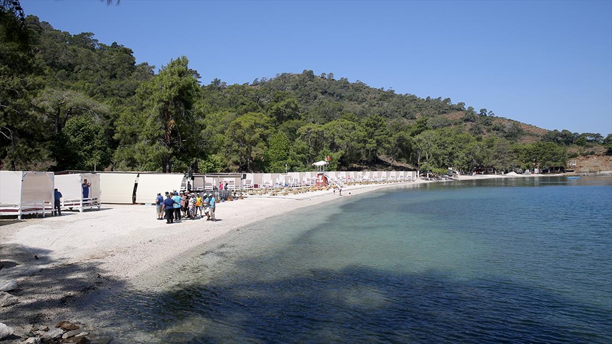 fethiyede-okulun-islettigi-plaja-mavi-bayrak-asildi-PcZk5meX.jpg