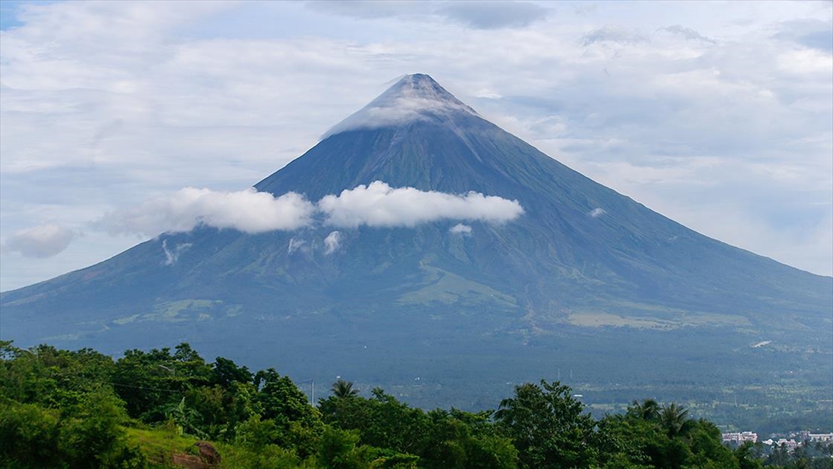 filipinlerde-lav-nehirleri-nedeniyle-tahliyeler-suruyor-d7DErgK5.jpg