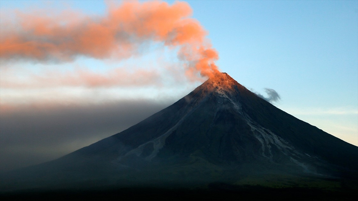 filipinlerde-patlamasi-ihtimaline-karsi-mayon-yanardagi-cevresinde-tahliyeler-basladi-cz3SpGEv.jpg