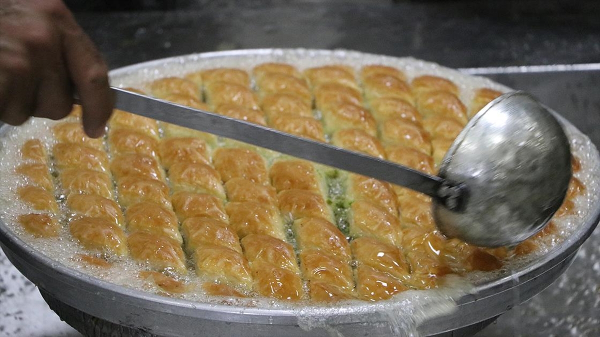 gaziantepli-baklavacilar-bayram-mesaisinde-IeB1y2hd.jpg