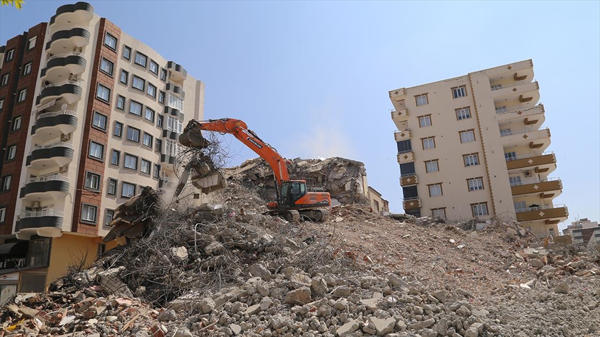 gaziantepte-agir-hasarli-yapilarin-yikimi-suruyor-wgSsmLiH.jpg