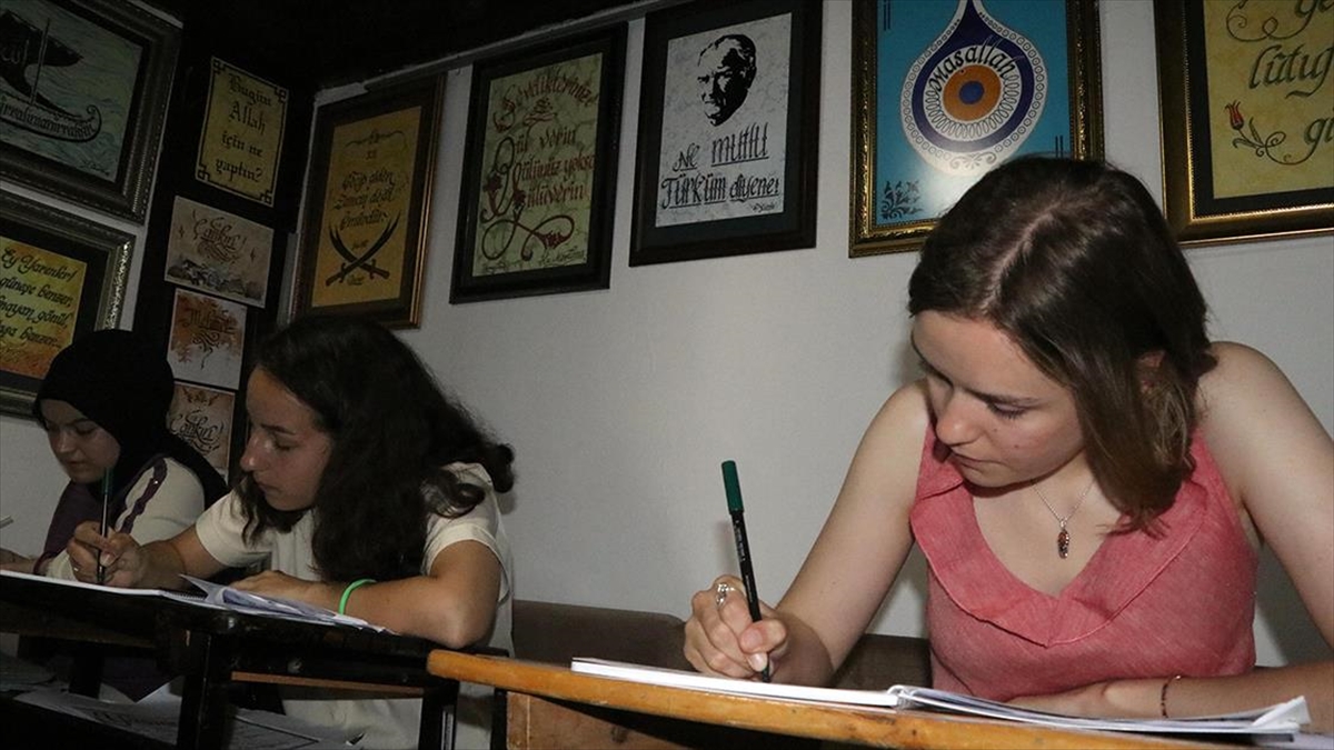 gonulluluk-projesiyle-rusyadan-cankiriya-gelen-gencler-kaligrafi-sanatini-ogreniyor-b9hn9cAv.jpg
