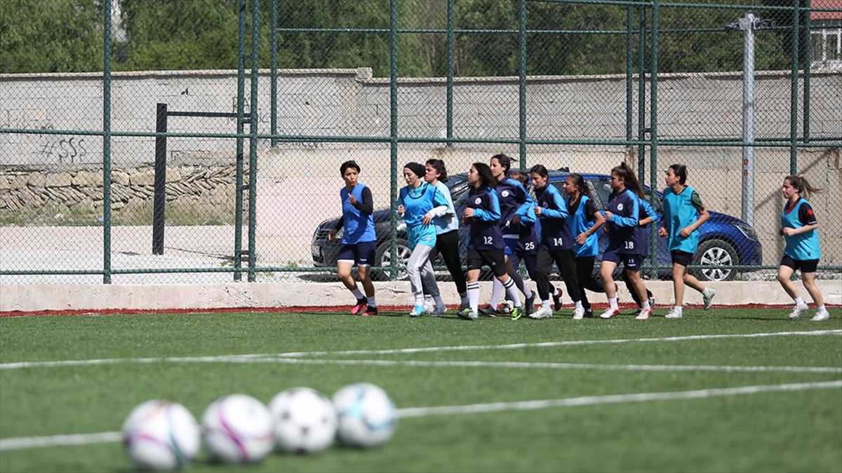 grubunu-sampiyon-tamamlayan-vanli-kadin-futbolcular-2-lig-hedefine-odaklandi-QYhwY4Xn.jpg