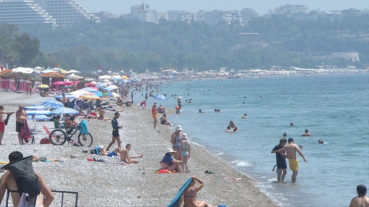 gunesli-havayi-firsat-bilenler-antalya-sahillerini-doldurdu-iTrskYNj.jpg