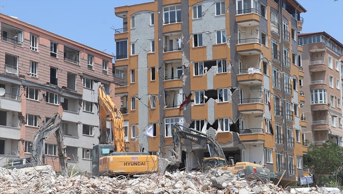 hatayda-agir-hasarli-binalarin-yikimi-surdu-ary7ypJm.jpg